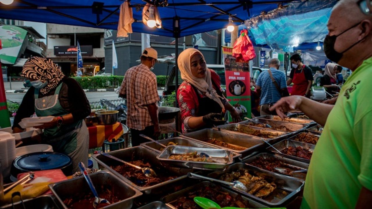 Malezya'da ramazan pazarları, pandemi sonrası dönemde sokaklara renk katıyor