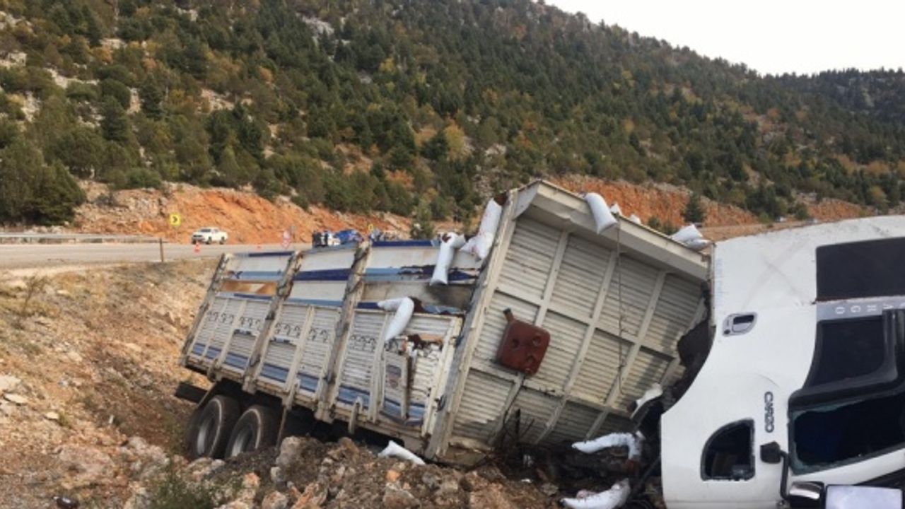 Antalya'da kamyon ile otomobil çarpıştı: 1 ölü, 2 yaralı