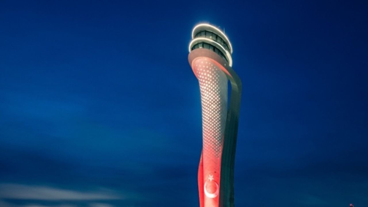 İstanbul Havalimanı Hava Trafik Kontrol Kulesi kırmızı beyaz renklere büründü