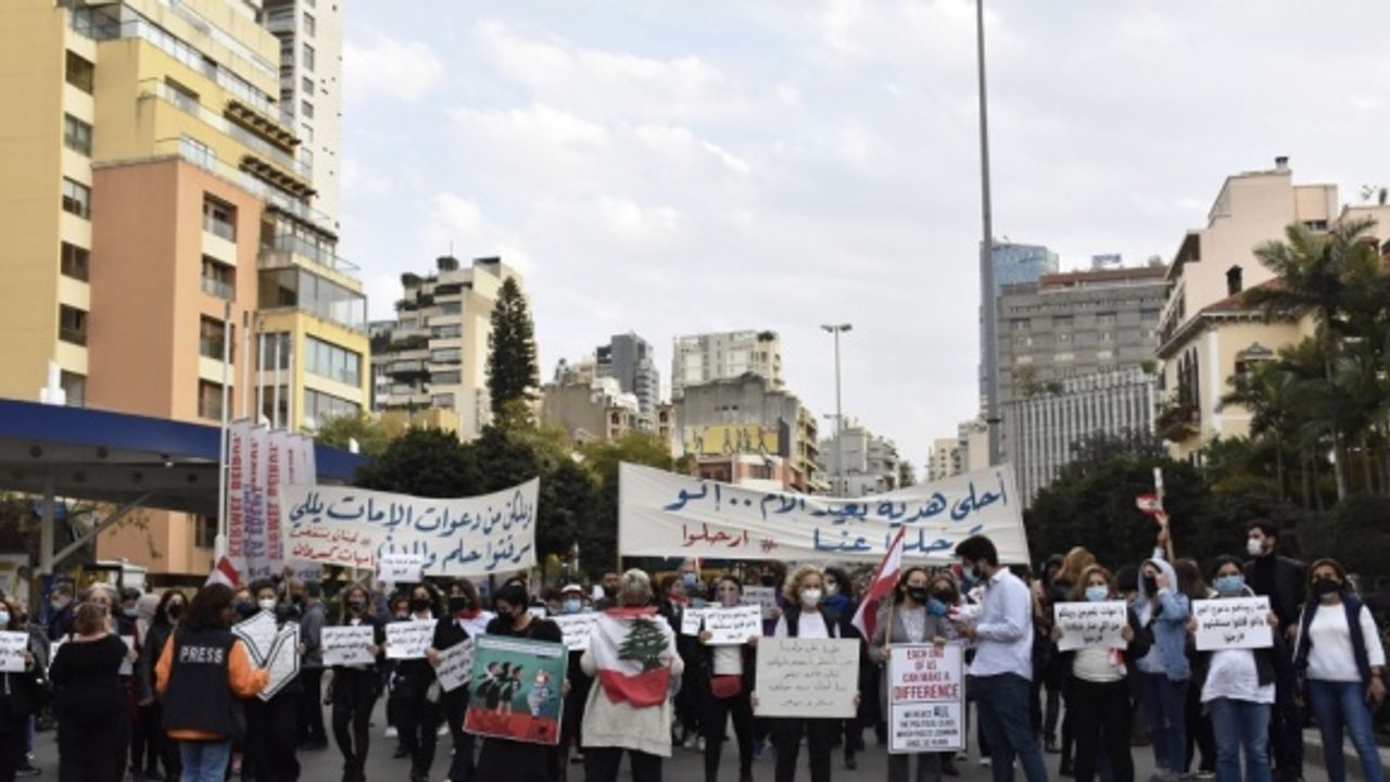 Lübnanlı kadınlar, hayat pahalılığı ve gençlerin iş için yurt dışına çıkmak zorunda kalmasını protesto etti