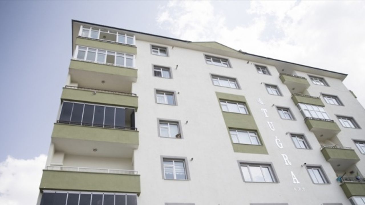 Erzurum'da kapısını açamadığı evine balkondan girmeye çalışırken düşen emekli öğretmen öldü