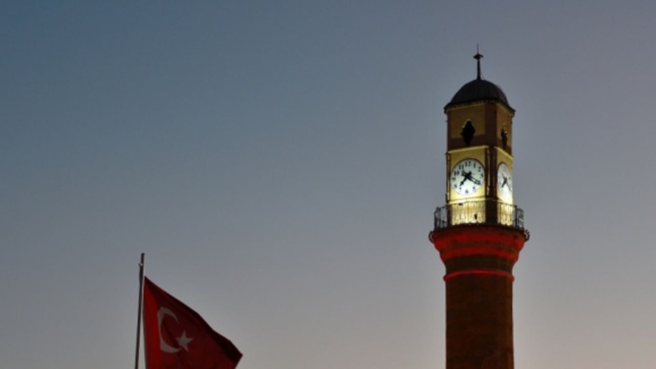 Çorum'un sembolü Saat Kulesi DMD hastalığı farkındalığı için aydınlatıldı
