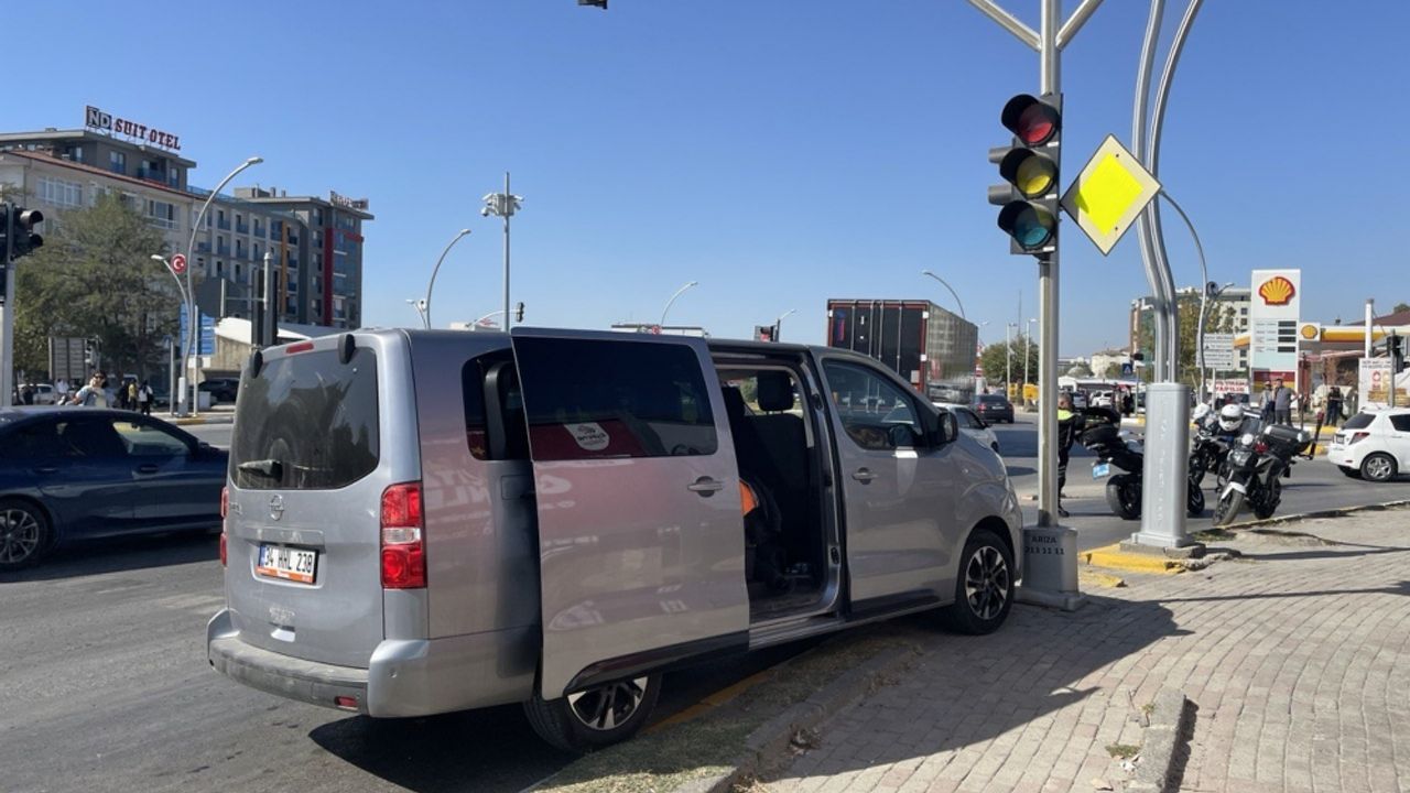 Edirne'de polisten kaçarken kaza yapan araçta 2 düzensiz göçmen yakalandı