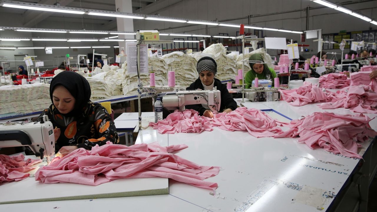 Bitlis'te devlet desteğiyle kurulan tekstil fabrikaları gençlere iş imkanı sağlıyor