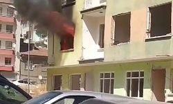 Elazığ’da ağır hasarlı bir binada yangın