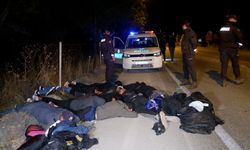 Dur ihtarına uymayan göçmen kaçakçıları kaza yaptı: 9 göçmen yakalandı