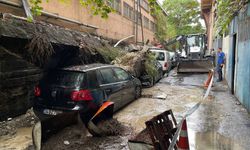 Zeytinburnu'nda istinat duvarı çöktü: Araçlar zarar gördü 