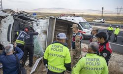 İşçileri taşıyan kamyonet yan yatınca 7 kişi yaralandı 