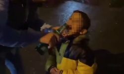 Küçük çocuğa alkol içirip video çektiler: Görüntüler tepki çekti 