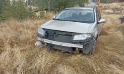 Sivas'ta direksiyon hakimiyetini kaybeden sürücü aracıyla yan yattı