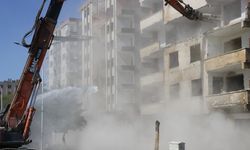 Deprem sonrası Diyarbakır'da ağır hasarlı binalar yıkılıyor