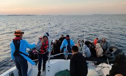 Ayvalık'ta arızalanan bottan 45 düzensiz göçmen kurtarıldı