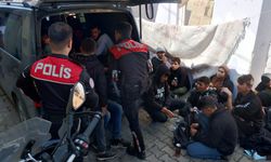 Dur ihtarına uymayan araçtan 23 kaçak göçmen çıktı 