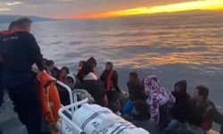 Ayvacık'ta 62 kaçak göçmen son anda kurtarıldı 