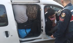 Bir otomobilden 16 kaçak göçmen çıktı