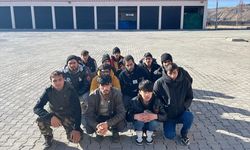 Kars'ta aranan şüpheli evinde 15 düzensiz göçmenle yakalandı