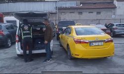 Turisti görünce aracındaki müşteriyi indiren taksiciye "trafikten men"