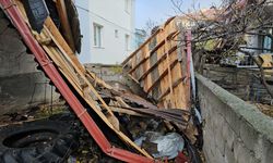 Erzincan'da kuvvetli fırtına apartmanın çatısını uçurdu