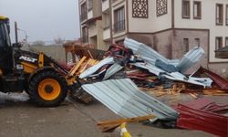 Çankırı'da fırtına bir apartmanın çatısını uçurdu