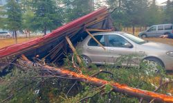 Edirne'de fırtına: Çatılar uçtu, araçlar zarar gördü 