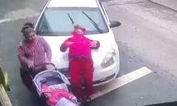 Bebek arabasıyla kaldırımda yürüyen kadınlara araba çarptı 
