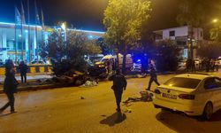 Adana'da feci kaza: Araç ikiye bölündü! 