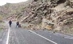 Yola düşen kaya parçaları paniğe neden oldu  