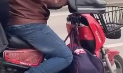 Bebeğini motosikletin önüne koyan sorumsuz baba, endişe yarattı 