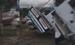 Fırtınaya dayanamayan balıkçı tekneleri kıyıya vurdu