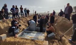 Hayatını kaybeden Filistinliler toplu mezarlara defnedildi 