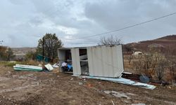 Malatya’da şiddetli fırtına konteyneri uçurdu 