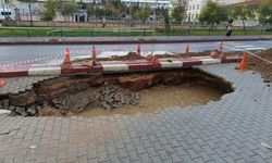 Siirt'te sağanak yağış sonucu yol çöktü