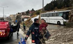 Mardin'de çamura saplanan çocuğu itfaiye kurtardı 