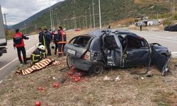 Amasya’da otomobil refüjdeki aydınlatma direğine çarptı: 3 yaralı   