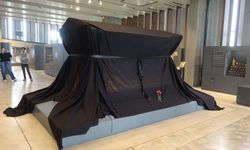 Troya Müzesi'nde sergilenen lahit siyah örtüyle kapatıldı 