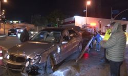 Ümraniye'de 2 araç kafa kafaya çarpıştı: 2 hafif yaralı   