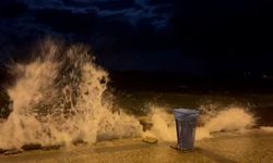 Foça'da şiddetli fırtına iskeleyi yıktı   