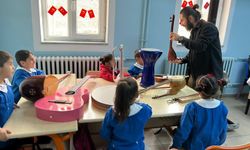 Müzik öğretmeni, köy çocuklarını müzikle buluşturuyor  
