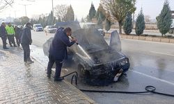 Yozgat'ta seyir halindeki otomobil alev aldı