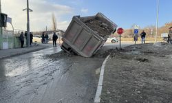 Elazığ'da yolun çökmesi sonucu hafriyat kamyonu yan yattı