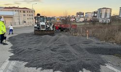 Edirne'de devrilen 5 ton ayçiçeği yüklü traktör römorku trafiği aksattı