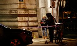 Paris'te bıçaklı saldırgan turistlere saldırdı 