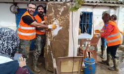 AFAD gönüllüleri selden etkilenen bölgelerde yaraları sarıyor  