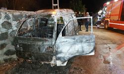 Samsun'da park halindeki araç tamamen yandı 