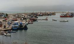 Şiddetli poyrazdan balıkçı tekneleri Amasra Limanı'na sığındı 