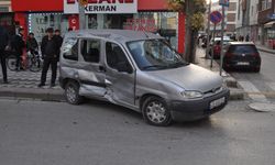 Hafif ticari araç ile minibüs çarpıştı: Maddi hasar oluştu  