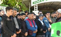 Adana'da bıçaklanarak öldürülen 19 yaşındaki genç toprağa verildi