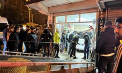 Esenyurt’ta araç tütüncü dükkanına girdi: 2 yaralı   