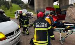 Kocaeli'de 2 araç kafa kafaya çarpıştı: 3 yaralı   
