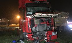 Sakarya'da tır ile hafif ticari araç çarpıştı: 2 yaralı  